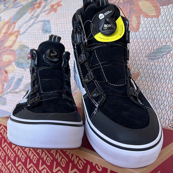 Vans WMNS Sk8-Hi Boa Mte
Black/White
VN0007NMBA2
Boots - Sneakers - Picture 9 of 16